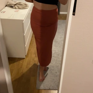 Ribbad kjol - Köpte för cirka ett år sedan en kjol ifrån shein (hittade inte den exakta kjolen därifrån så la in en som är ungefär detsamma). Kjolen har inte riktigt kommit till användning så är så gott som ny. Kjolen går även att ha som en klänning! Materialet är väldigt skönt och lagom tjockt. Älskar färgen, längden och sliten på kjolen och önskar att den kommer till användning hos någon ny!  Kjolen har endast en liten fläck, skicka ett meddelande så får du bild på det! 💕 100 kr +frakt!💕