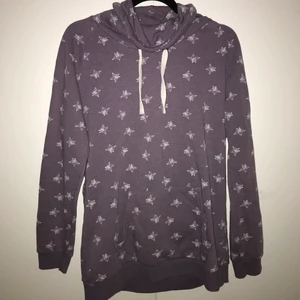 Hoddie - En snygg hoodie utan luva. Jätte fin lila färg. Använd väldigt fåtal gånger, väldigt bra skick. Kontakta mig för fler bilder. Priset kan diskuteras 😊