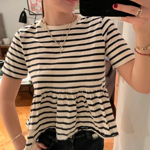 Zara T-shirt - Super fin t-shirt från zara super skön och ett bra basic plagg. Köpt i storlek S 