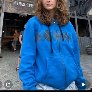 Blå zipup  - Säljer min fina blå zipup hoodie!  Skriv privat för fler bilder<3