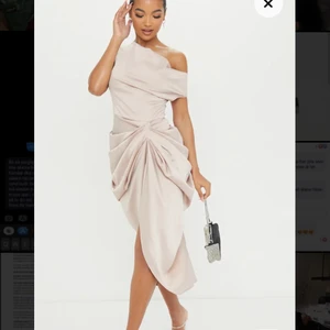 HELT NY klänning 🌸 - Helt ny (prislapp kvar) satinklänning från PrettyLittleThing. Storlek 10 UK (Svensk 38, passar även 36)