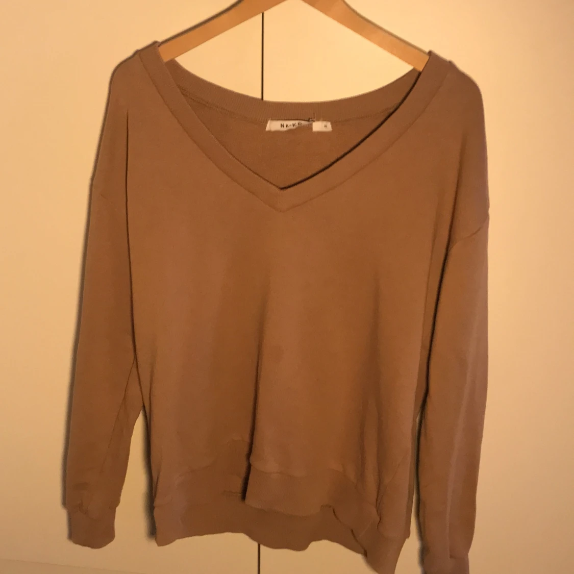 Brun v ringad tröja