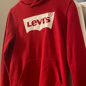 Levis hoodie - Äkta Levis Hoodie. Kan mötas upp eller skickas. De stryks och tvättas innan de skickas/hämtas. Använd 1gång. Man kan välja spårbar frakt elr ej så pris på frakt kan ändras.
