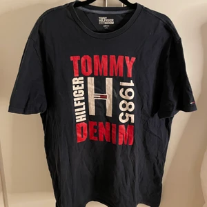 3 st t-shirts från Hilfiger - 3 st t-shirts från Hilfiger i storlekar: herr xl och l. Den gråa har några vita fläckar från målarfärg. Skriv om ni vill se bättre biler eller har några frågor! 