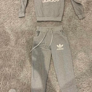 Adidas dress - Adidasdress grå väldigt fint skick!