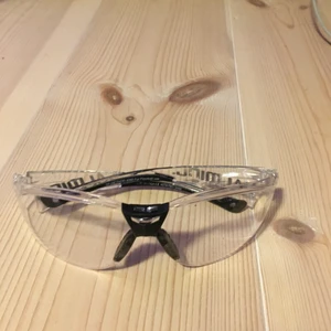 Innebandy glasögon  - Säljer mina innebandyglasögon jag köpt på stadium för 300kr knappt använda. Köparen står för frakt och skriv om ni vill veta mer🤩