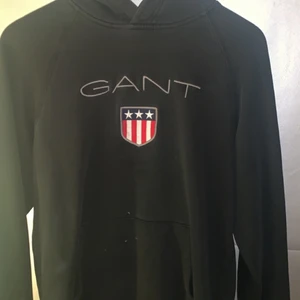 Gant hoddie storlek S/M - Säljer denna gant hoddie pga att jag inte använder den längre, inget fel på den, storleken är L men är liten i storleken så passar på jag som är S/M, nypris 900kr säljer för 250kr plus frakt💓