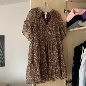 Sommarklänning - Supersöt klänning från H&M med korta ärmar! Bara använd några få gånger :) 