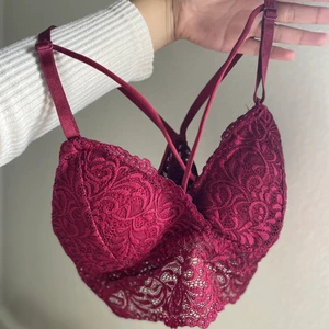 Spets Bh - En oanvänd Spets Bh, använd 1 gång sedan aldrig mer eftersom den va för liten, ( DE finns BILDER PÅ ) men det tar vi privat! 