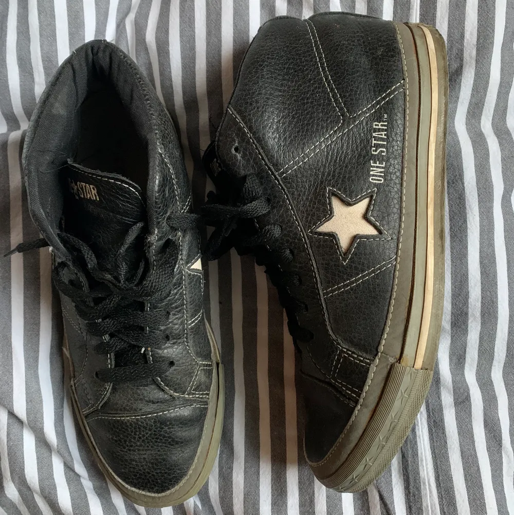 Väldigt sköna och fina Converse i svart läder! Har varit en personlig favorit för att de är så sköna, men det är dags att hitta ny användare☺️ Bra skick och storlek 40.5, men passar mig som oftast har 39/40. Står även med cm i sista bilden för att jämföra med andra skor!. Skor.
