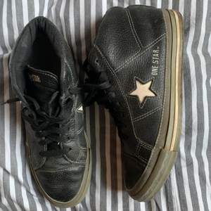 Väldigt sköna och fina Converse i svart läder! Har varit en personlig favorit för att de är så sköna, men det är dags att hitta ny användare☺️ Bra skick och storlek 40.5, men passar mig som oftast har 39/40. Står även med cm i sista bilden för att jämföra med andra skor!