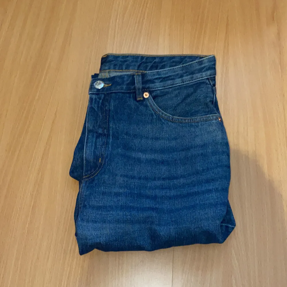 Säljer ett par Monki jeans som aldrig är använda! Så dem är helt nya. Det är mörk blåa i storlek 32 (40/42).  Kör på budgivning så högsta pris 700kr öka med 10-20 kr om nu budar! Frakten räknas inte med i priset! . Jeans & Byxor.