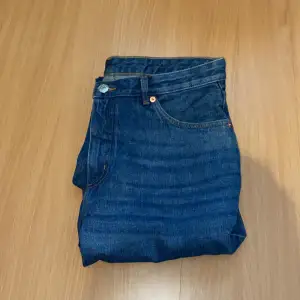 Säljer ett par Monki jeans som aldrig är använda! Så dem är helt nya. Det är mörk blåa i storlek 32 (40/42).  Kör på budgivning så högsta pris 700kr öka med 10-20 kr om nu budar! Frakten räknas inte med i priset! 