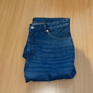 Monki jeans  - Säljer ett par Monki jeans som aldrig är använda! Så dem är helt nya. Det är mörk blåa i storlek 32 (40/42).  Kör på budgivning så högsta pris 700kr öka med 10-20 kr om nu budar! Frakten räknas inte med i priset! 