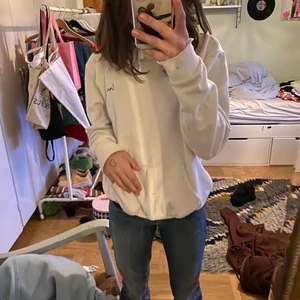 Hoodie från hm!! - Säljer denna jätte fina hoodie från hm med ett tryck där det står love i vänstra hörnet. Säljer pga att den börjar bli för liten. Skulle rekommendera denna hoodie för storlek S!!