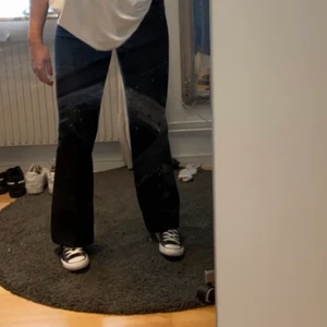 Converse - Svarta basic converse🤩 använda men fint skick, najs till alla outfits! Vid intresse eller frågor hör gärna av er 💕