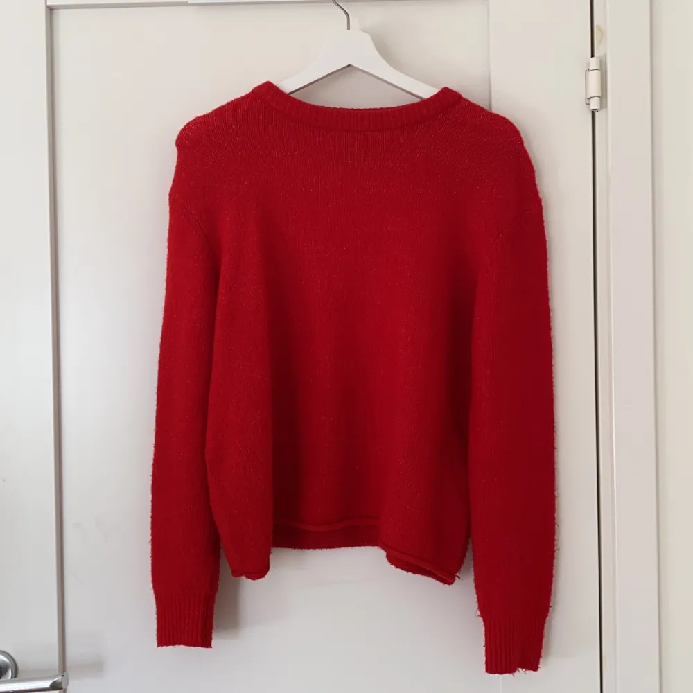 Röd stickad tröja från Pull&Bear, storlek S i fint skick. Använd fåtal gånger. Ordinarie pris 249kr❤️. Neuleet.