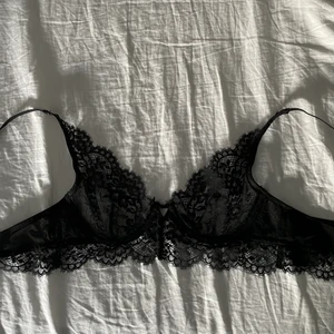 Bralette - En svart spets bralette från hm. Endast testad och säljs för att jag råkade köpa fel storlek.