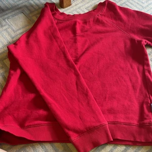 Långärmad tröja - Långärmad tröja i storlek 40. Knappt använd då den är alldeles för stor för mig. Skulle gissa att den är loose fit 