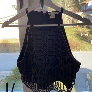 Tröja - En fin grön tröja bara 3 år gammal. Knappt använd. Med kedja i bak!