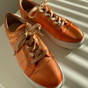 Orangea sneakers - Superfina skor, köpte på Plick men tyvärr för små för mig 😢 jag har använt dom en gång, och de är i väldigt fint skick 😊 