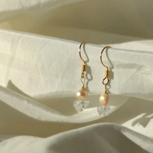 Örhängen - Dessa örhängen kostar 26 kr + frakt (12kr) Dem har sötvattenspärlor och rosenkvart. Skicka pm här eller på min insta om du är intresserad av nått. 