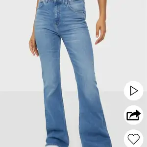 säljer mina blåa boutcat jeans från lee. säljer dessa pga att dom är tyvärr är för korta för mig💘