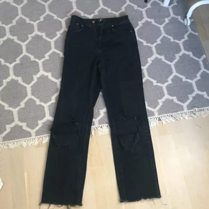 Jeans  - Populära jeans från nakd med hål som jag har klippt själv hemma. Storlek 34. Säljer för 100kr inklusive frakten