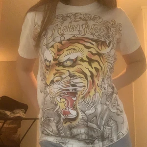 T-shirt med detalj -  vit t-shirt med as balla detaljer. Lite likt ed Hardy. 