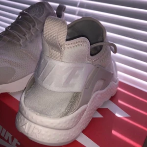 Ett par Nike air max - Ett par oanvända Nike air Max skor i storlek 38.5 som var lite för små för mig.