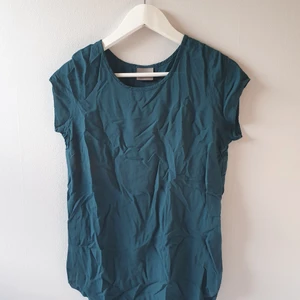 HM - T-shirt från Vero Moda. Helt oanvänd i storlek M men passar såklart xs/s om man vill ha den oversized.