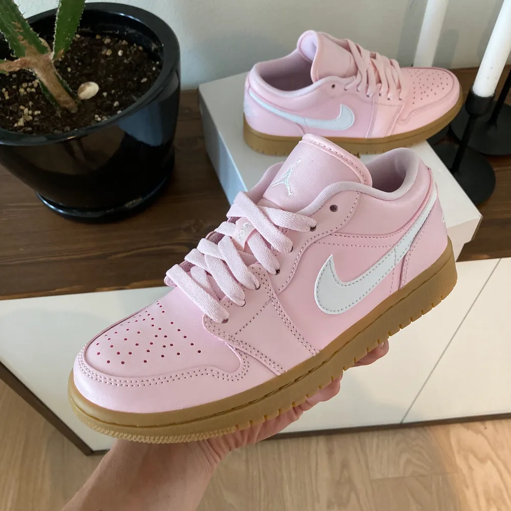 Säljer ett par Air Jordan 1 low arctic pink gum i storleken 36,5!  Skorna är helt nya och kvitto finns självklart! Bara skicka ett meddelande om man vill ha mer bilder eller veta nått om skon😊. Skor.