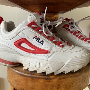 Fila disruptors - Så snygga disruptors köpta 2019, inte använt så himla mycket, bara legat i 1,5 år och känner att de kanske behöver en ny ägare💫  putsar upp innan jag skickar, pm vid intresse!❤️💙 
