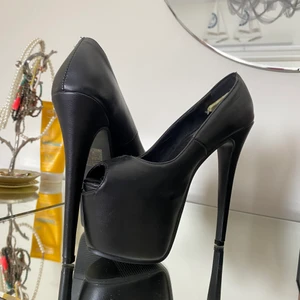 Skor - Svarta (riktigt höga skor) ganska bekväma men som sagt oerhört höga! Används ett få antal gånger 