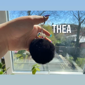 Nyckelring (Thea) - Svart med en palett berlock