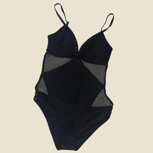 Mesh baddräkt - Super snygg baddräkt med fishnet detaljer. Öppen rygg. Nypris 300kr