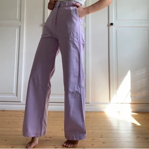 Skitsnygga Lila byxor  - Köpta här på plick men måste tyvärr sälja vidare pga för små! Inget fel på dem tvärtom ser helt nya ut. Jättefin lila färg med vita sömmar, från junkyard från början. Köpta för 266 totalt säljer för samma pris 200 + eventuell frakt!🌸 OBS bilderna är lånade 