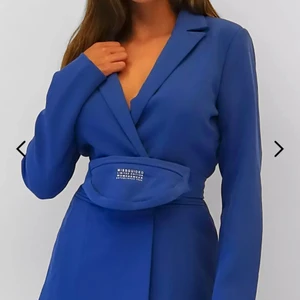 Blå blazer  - Helt ny oanvänd med prislappen, blå blazer storlek 32 