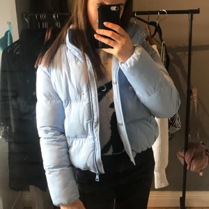 Jättefin ljusblå jacka storlek XS - Här är en jättefin och varm ljusblå puff jacka ifrån New Yorker, den är i storlek xs men passar nog en xxs också. Använd 1 eller 2 gånger men lappen är kvar så den är som i nyskick. Köpt för 279kr och frakten ingår inte utan köparen står för frakten. 