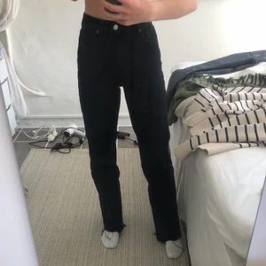 Zara full length jeans - Säljer mina svarta jeans från zara i den populära wide leg, full length modellen eftersom att jag tycker att dom sitter lite för tight för min smak. De är bara använda Max 5 ggr😊