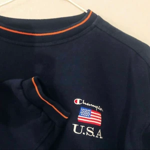 Champion sweatshirt - Köpt på second hand för 700 svenska kr men knappt använd. Strl L men passar de flesta storlekar beroende på önskad passform! Bud från 350 eller köp direkt för 500!