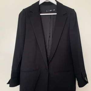 svart kavaj - Svart kavaj i rakmodell och i lite tunnare material ifrån Mango. Storlek XS och i gott skick! 