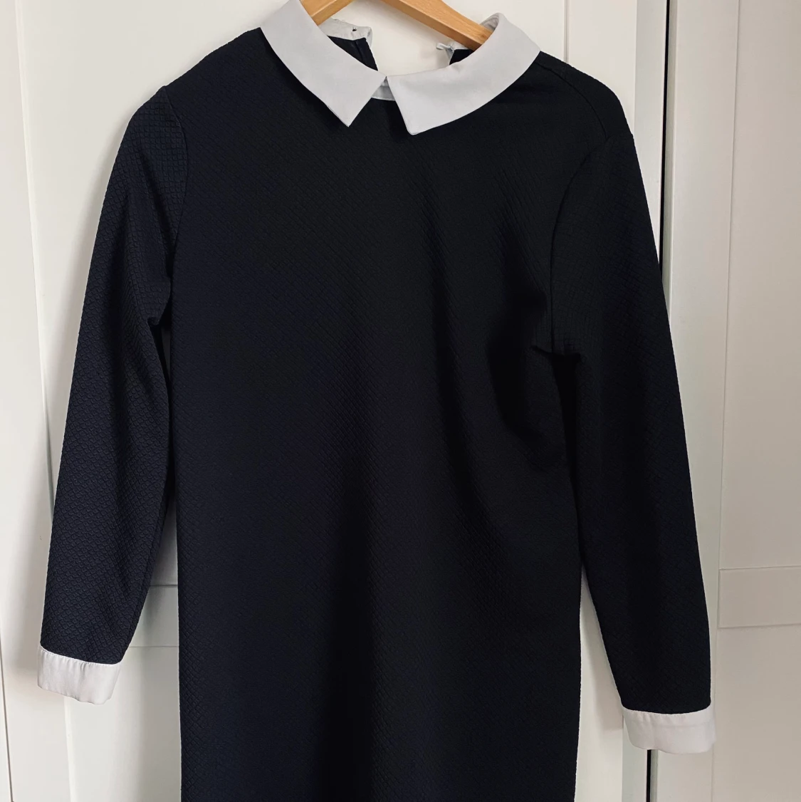 Svartvit klänning med krage