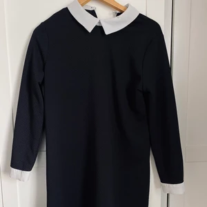 Svartvit klänning med krage  - Använt skick, lite urtvättad i färgen, men ej påtagligt. Inte sliten. Lös passform men ganska kort. 