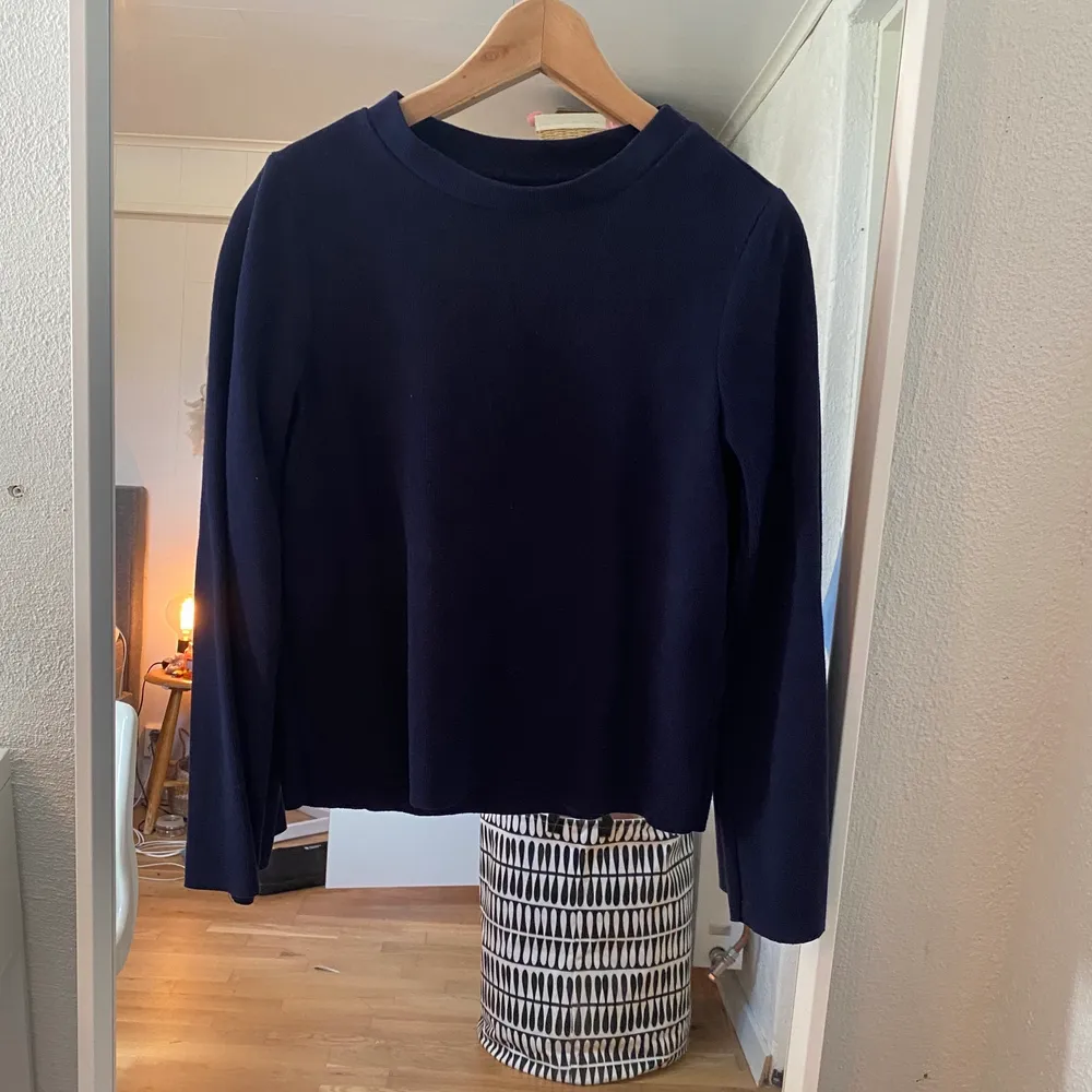Marinblå långärmad tröja från Gina Tricot 💛 Vid i armarna 💛 Jätteskönt material 💛 Frakt tillkommer 💛. Tröjor & Koftor.
