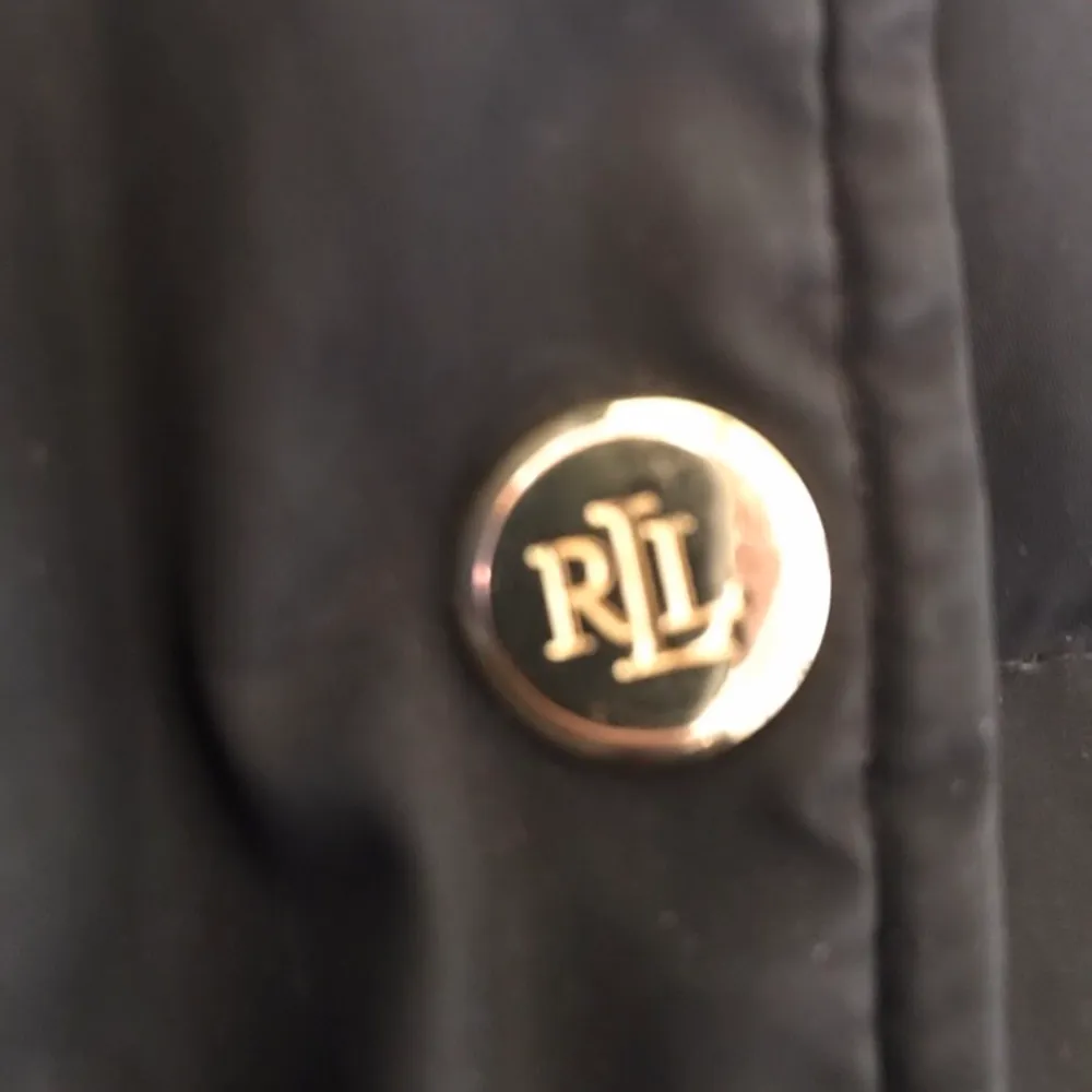 Ralph Lauren jacka med svart päls i storlek M, Använd cirka 6-8gånger.  Frakt är gratis!📦 Tar enbart swish💸 Skickar endast📬 . Accessoarer.