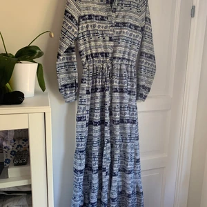 Långklänning 38 - Långklänning med knappar storlek 38 blå mönstrad som ny 