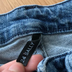 2NDDAY Jeans - 2NDDAY Jeans. De är litet använda, men ser som nya ut. Köpta får några månader sedan, men har bara haft på dem ett fåtal gånger. Bra kvalite.