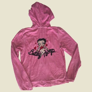 Betty Boop kofta - 🪞Rosa velour kofta med Betty boop på ryggen. 🪞3/5 skick. Äldre plagg. Allmänt lite nopprig, små fläckar/hål förkommer. (Bild 3 lånad)