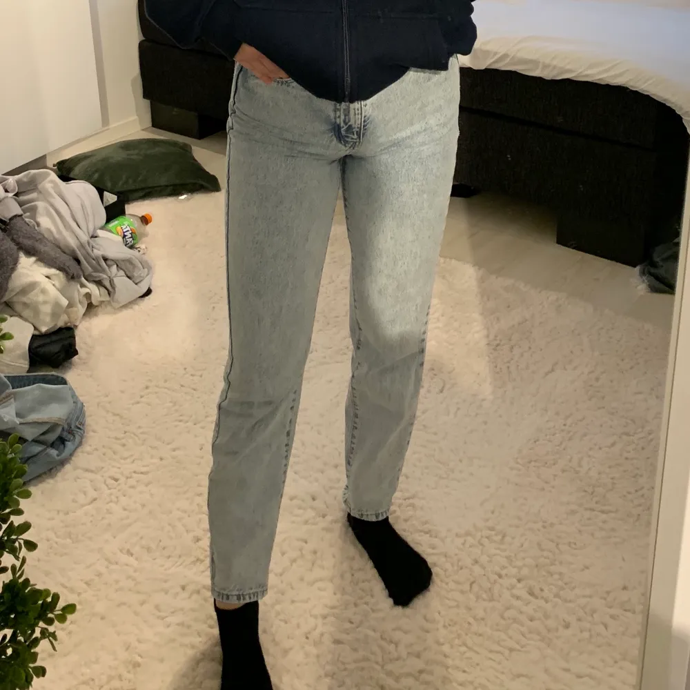 Ett par ljusa jeans från Gina i storlek 34, skriv privat för frågor. Frakt tillkommer💓 (Pris kan diskuteras vid snabb affär). Jeans & Byxor.